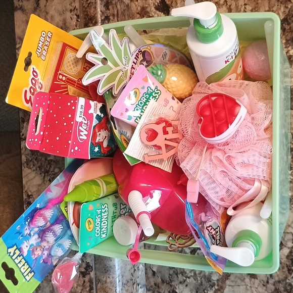 Crayola Bolero Kids  Custom Gift Basket Snacks And Fun Bath Items - Picture 3 of 17